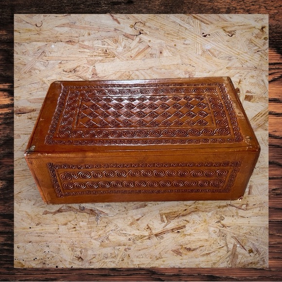 Vintage Mexican Tooled Leather Box - Picture 4 of 7